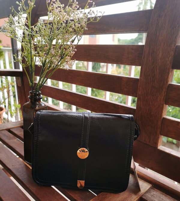 bolso-cuero-marron-boton-negro